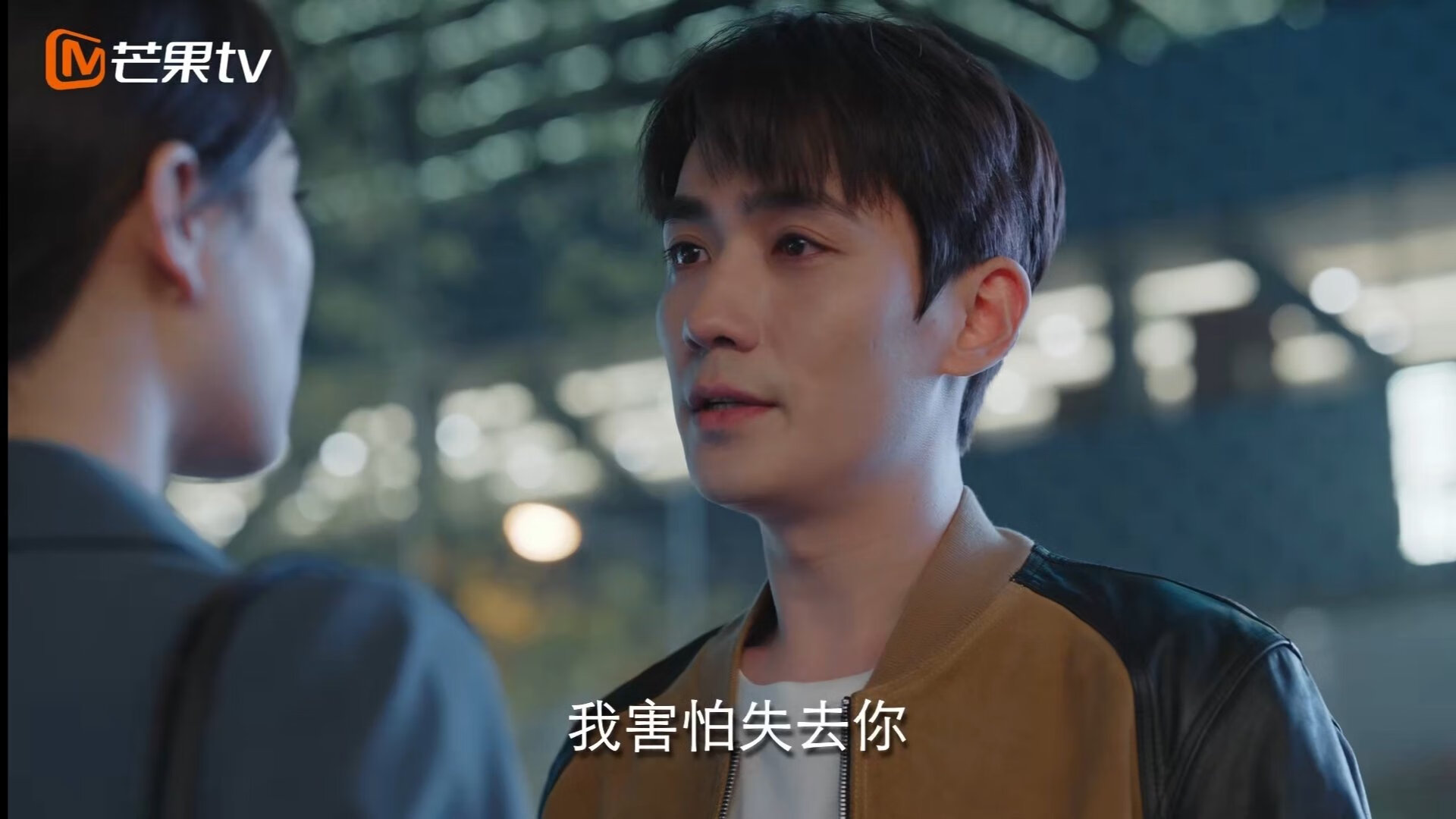 关键时刻的足球比赛中球队力挽狂澜,这场足球赛的胜败取决于队员们的齐心协力